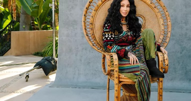 Η Cher με Classic Mini μπότες στη νέα καμπάνια της UGG