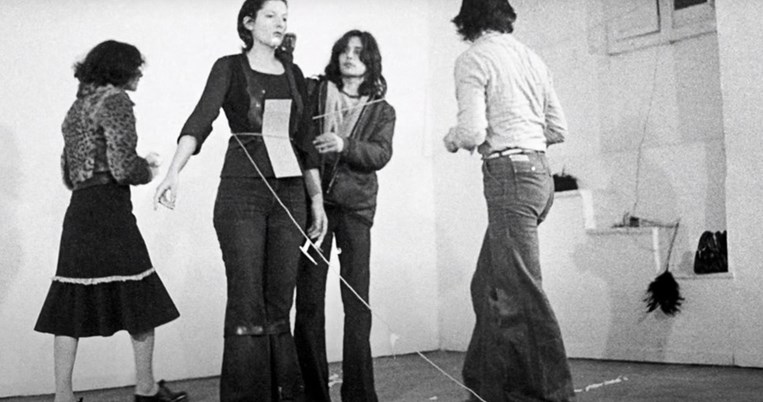 «Rythm 0»: Όταν η Μαρίνα Αμπράμοβιτς άφησε για έξι ολόκληρες ώρες το κορμί της στα χέρια αγνώστων