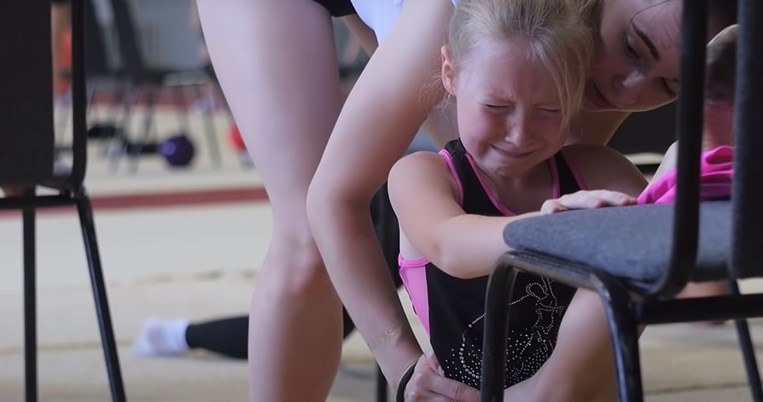 Η φρίκη της ρυθμικής γυμναστικής: Μικρά κορίτσια κλαίνε από τον πόνο κατά τη διάρκεια της προπόνησης