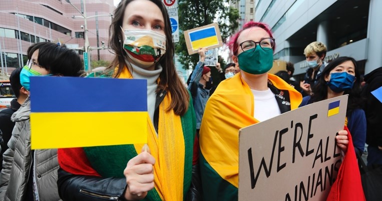 O κόσμος λέει "όχι" στον πόλεμο | Εικόνες από τις διαδηλώσεις κατά της ρωσικής εισβολής 