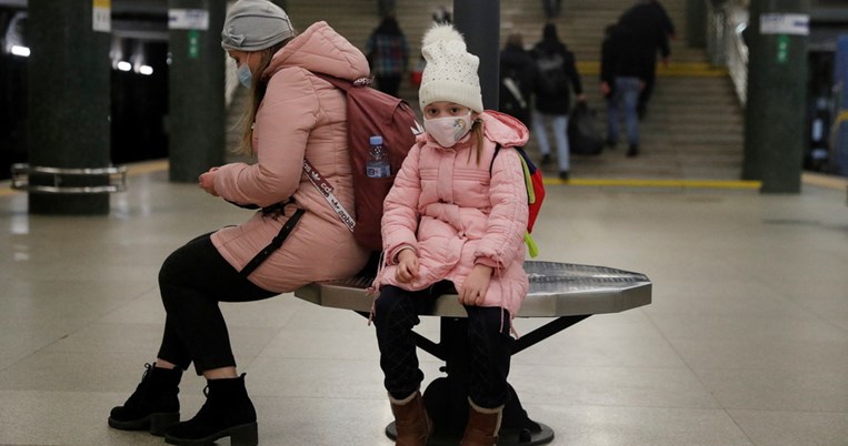 «Παίξαμε με τα παιδιά το παιχνίδι «ποιος θα φτάσει πρώτος στο υπόγειο». Εκρήξεις ακούγονται συνεχώς»