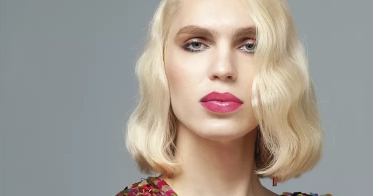 #HairHasNoGender | Η Καίτη Γραμμά μοιράζεται την ιστορία πίσω από τα λαμπερά, ξανθά μαλλιά της