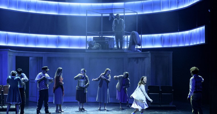 Η παράσταση του Εθνικού Θεάτρου «Το αγόρι στο θεωρείο» αποδεικνύεται επίκαιρη