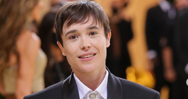 «Στέκομαι με τους τρανς νέους και τις οικογένειές τους»