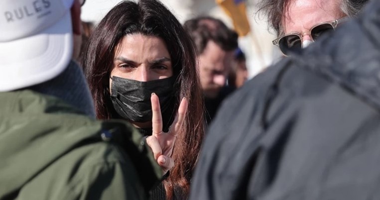 Ποιοι επώνυμοι Ελληνες βρέθηκαν στην αντιπολεμική συγκέντρωση στο Σύνταγμα [εικόνες]