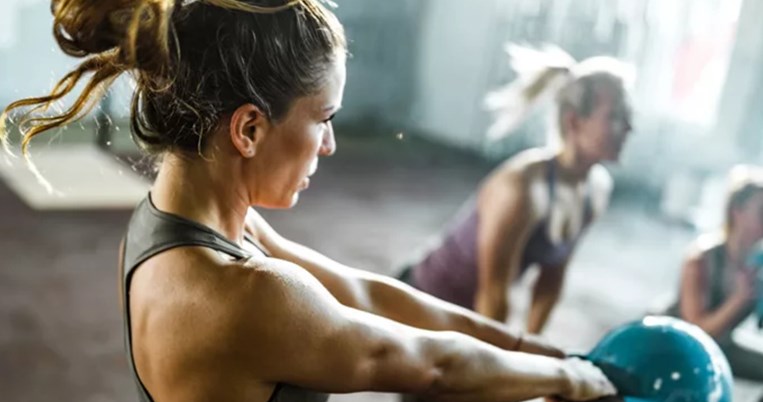 Η no1 άσκηση που σε βοηθάει να δουλέψεις ταυτόχρονα πολλές μυϊκές ομάδες