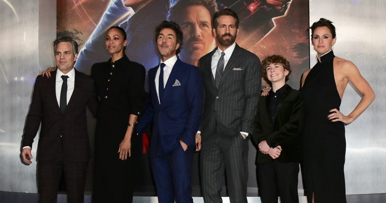 Οι «σούπερ- ήρωες» Μαρκ Ράφαλο και Ράιαν Ρέινολντς στέκονται στο πλευρό της Ουκρανίας