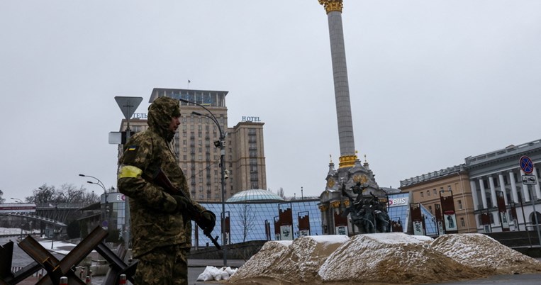 Το τηλέφωνο της Σβετλάνα χτυπάει συνεχώς. Στην άλλη γραμμή είναι γυναίκες που κλαίνε...