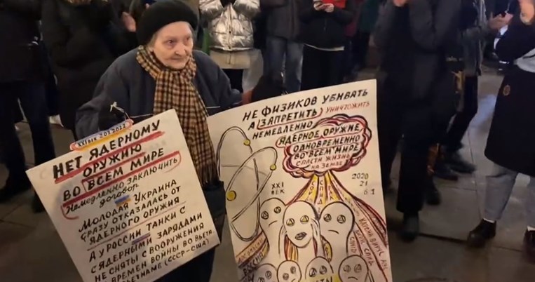 H αμήχανη στιγμή που η ρωσική αστυνομία συλλαμβάνει γιαγιά που διαδηλώνει κατά του πολέμου