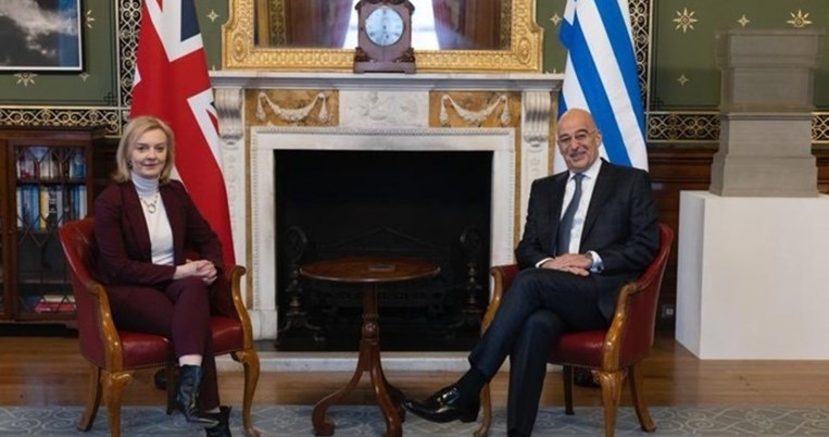 Όταν η Υπουργός Εξωτερικών της Βρετανίας μπέρδεψε τον Νίκο Δένδια με τον Νίκο Βέρτη