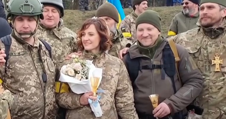 Ζευγάρι Ουκρανών παντρεύτηκε στο μέτωπο του πολέμου