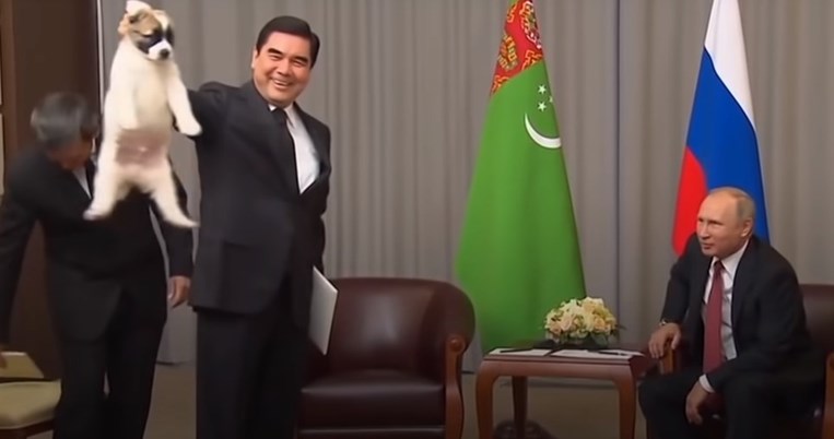 Κάποιος να μάθει στον Πρόεδρο του Τουρκμενιστάν πώς κρατάμε σωστά ένα κουτάβι