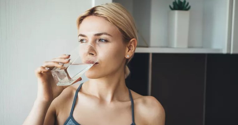 Τι μπορεί να συμβεί στο δέρμα σου εάν πίνεις ζεστό νερό κάθε μέρα