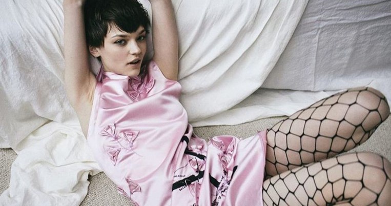 Το μοντέλο Pasha Harulia από την Ουκρανία αισθάνεται ενοχές που εκείνη ζει στο Παρίσι