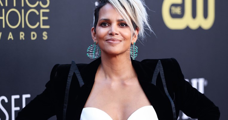 «Είμαι ευγνώμων που οι γυναίκες στέκονται όρθιες και μιλούν για τις δικές τους ιστορίες»