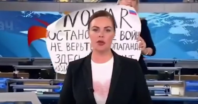 «Μην πιστεύετε την προπαγάνδα. Λένε ψέματα»:Συντάκτρια εισβάλει σε ρωσικό δελτίο ειδήσεων με πλακάτ 