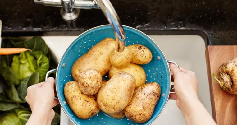 Είναι υγιεινές οι πατάτες, ο καφές, η σοκολάτα για το δέρμα; 3 μύθοι γύρω από αυτές τις τροφές