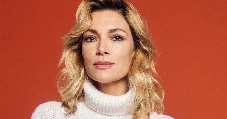 Ποιος είναι ο πιο σικ τρόπος για να φορέσεις τα sneakers; Η Βίκυ Καγιά δημιούργησε το τέλειο look