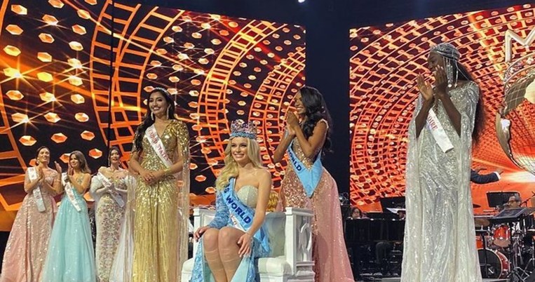 H νέα Μις Κόσμος από την Πολωνία στέκεται δίπλα στους Ουκρανούς πολίτες