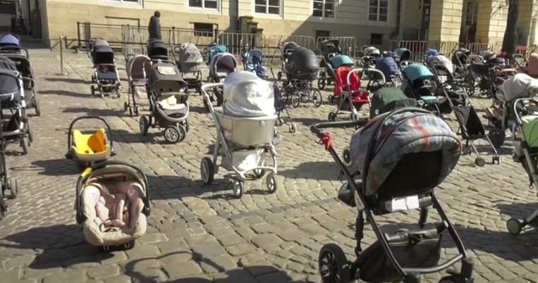 Ουκρανία: 109 άδεια καροτσάκια για τα παιδιά που δεν υπάρχουν πια