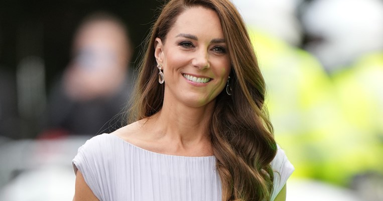 Η ultra glam εμφάνιση της Κέιτ Μίντλετον με φούξια metallic φόρεμα