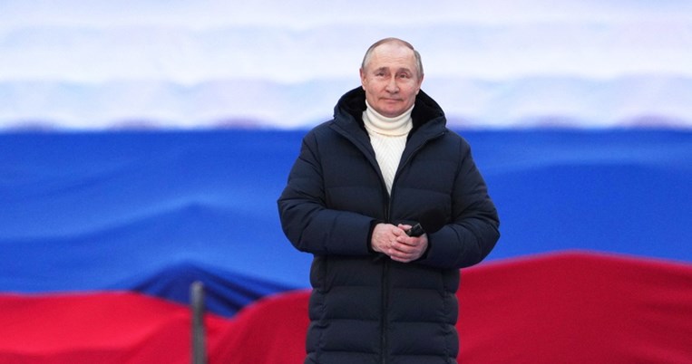 Με μπουφάν 13.000 ευρώ απευθύνθηκε στο πλήθος ο Πούτιν