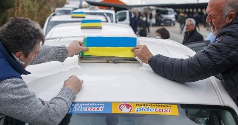 Μαδριλένοι οδηγοί ταξί μεταφέρουν με δικά τους έξοδα Ουκρανούς πρόσφυγες από την Πολωνία