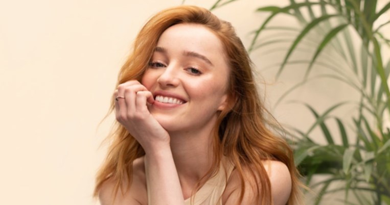 Phoebe Dynevor | Γίνεται η πρώτη Global Brand Ambassador του brand weDo/ Professional