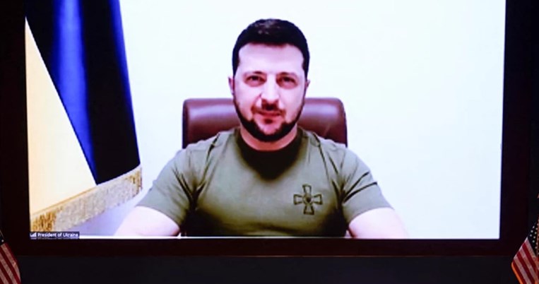 Ζελένσκι: Ξεπουλάει στο διαδίκτυο το εμβληματικό μπλουζάκι του Ουκρανού προέδρου - Πόσο κοστίζει