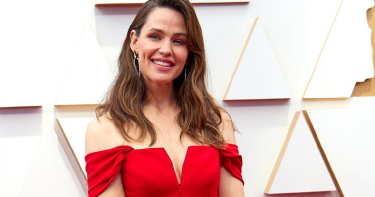 Jennifer Garner | Η εμφάνιση στο κόκκινο χαλί των Oscar με κοσμήματα Έλληνα σχεδιαστή