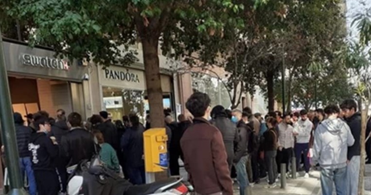 Tεράστιες ουρές στην Ερμού για ένα ρολόι... 250 ευρώ
