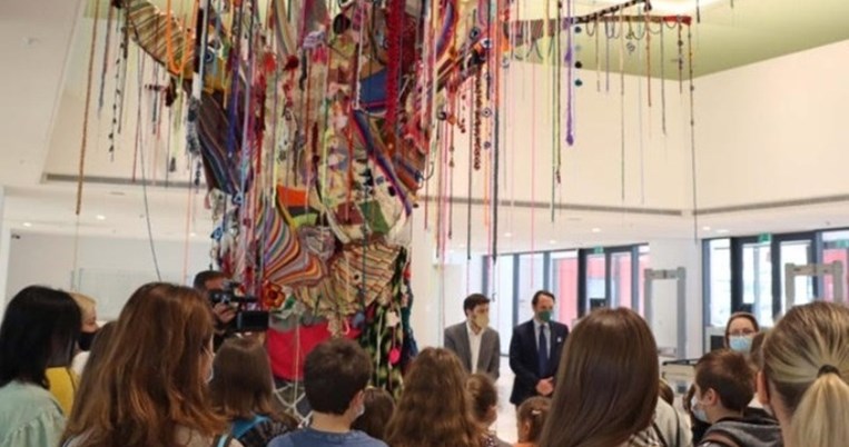 Μικροί Ουκρανοί πρόσφυγες ξεναγούνται στο ΕΜΣΤ