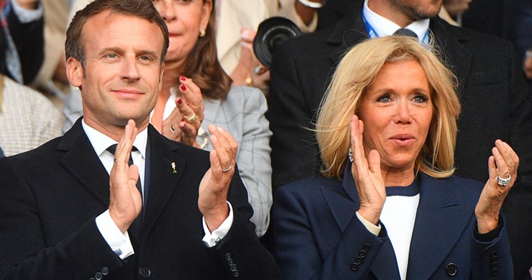 Η Brigitte και ο Emmanuel Macron στην πιο τρυφερή και ευάλωτη στιγμή τους