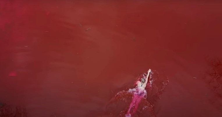  "Swimming Through": όταν η Ολυμπιονίκης Rūta Meilutytė κολύμπησε σε μια λίμνη «αίματος» 