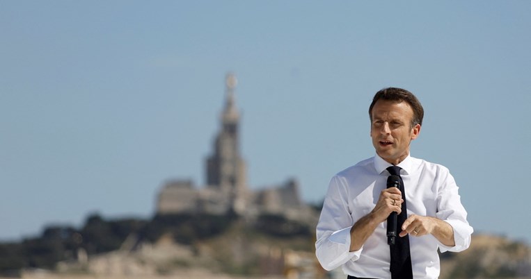 Γαλλικές εκλογές: ο Πρόεδρος Μακρόν ποζάρει με ανοιχτό πουκάμισο