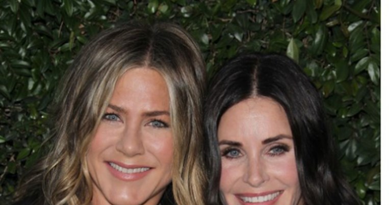 Τζένιφερ Άνιστον και Κόρτνεϊ Κοξ φόρεσαν T-shirts με την πιο συγκινητική στιγμή από τα ‘Φιλαράκια’