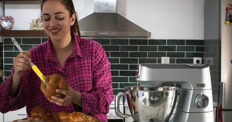 Μετά το Master chef, master baker! Η μοντέρνα κουζίνα της Λίας Μακροστέργιου έχει τα καλύτερα gadget