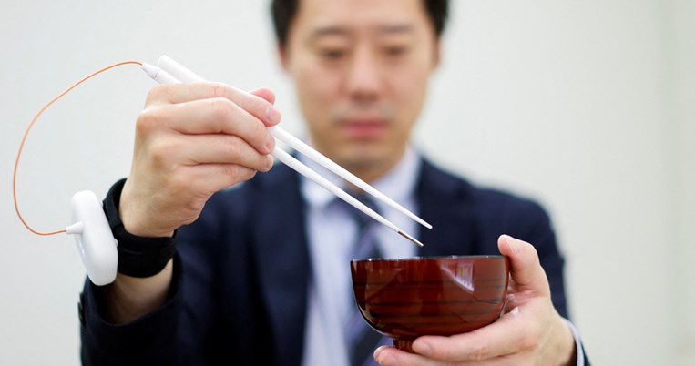 Ιαπωνική εφεύρεση: Chopsticks που κάνουν το φαγητό να μοιάζει πιο αλμυρό