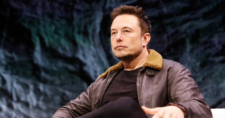 Ο Έλον Μασκ δεν έχει δικό του σπίτι και ζητάει φιλοξενία