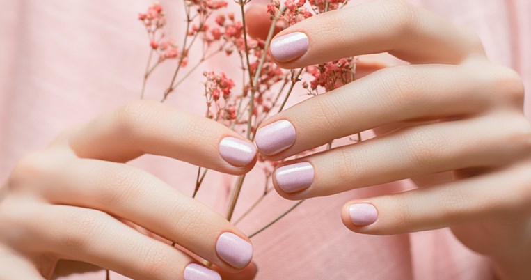 Over 50: Τα πιο stylish χρώματα νυχιών της φετινής άνοιξης