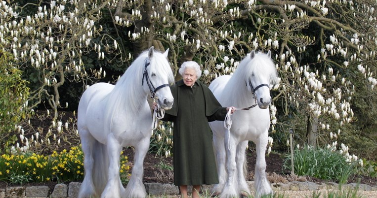 Τα 96α γενέθλια της Βασίλισσας Ελισάβετ: παρέα με τους Μπάιμπεκ Κέιτι και  Μπάιμπεκ Νάιτινγκεϊλ