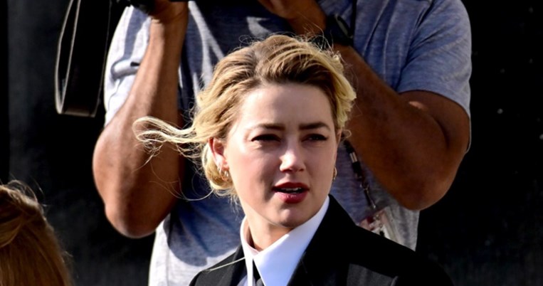 Amber Heard | Ξέχασε την κάμερα στην αίθουσα του δικαστηρίου και έδειξε τα πραγματικά της συναισθήμα