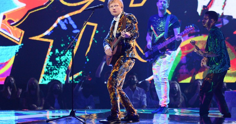 Ο Ed Sheeran θα τραγουδήσει έξω από το Παλάτι του Μπάκιγχαμ για χάρη της βασίλισσας Ελισάβετ