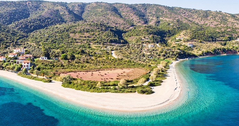 Ποιούς ελληνικούς προορισμούς εκθειάζει η Guardian;