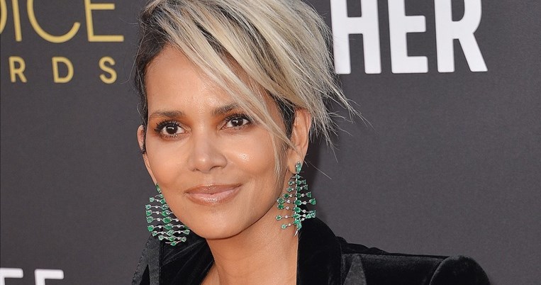 Xάλι Μπέρι: Πιο σέξι από ποτέ με μια ολόσωμη φόρμα- αριστούργημα