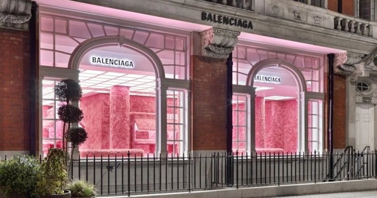 Ο οίκος Balenciaga έντυσε με ροζ faux γούνα τη μπουτίκ του στο Λονδίνο και έχει λόγο που το έκανε