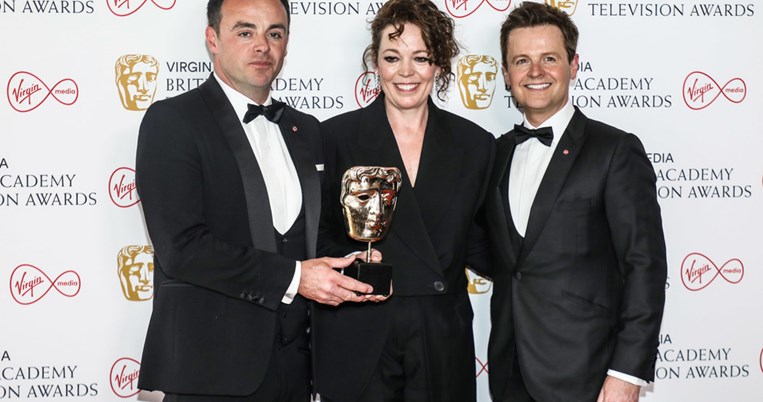 BAFTA: Η επιτομή του chic style από την Ολίβια Κόλμαν με Alexander McQueen