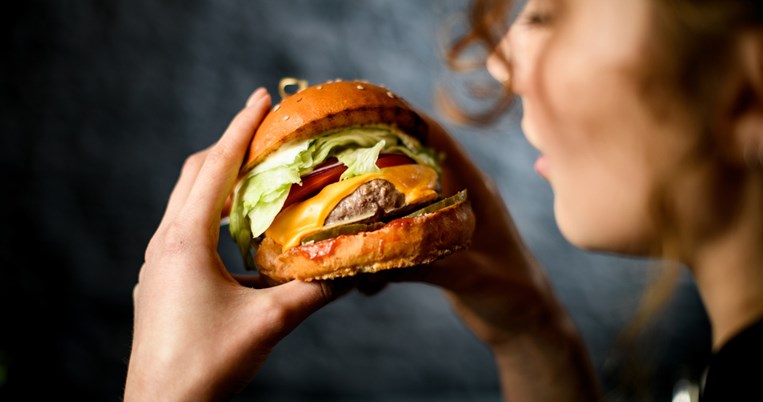 Ξέρεις πώς γεννήθηκε το hamburger;
