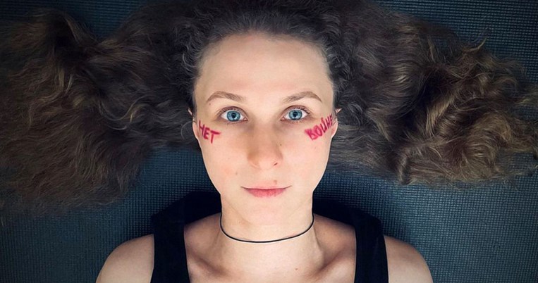 Η δημιουργός των Pussy Riot δραπέτευσε από την Ρωσία μεταμφιεσμένη σε διανομέα φαγητού
