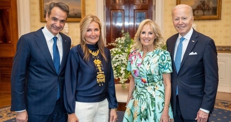 Ποια είναι η Ελληνο-ιταλίδα σχεδιάστρια που δημιούργησε το κολιέ της Μαρέβας Μητσοτάκη;